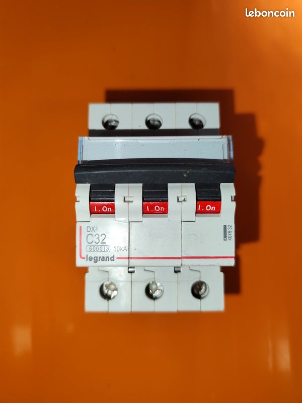 Disjoncteur Legrand DX3 tri réf. 407832 32A (image 1)