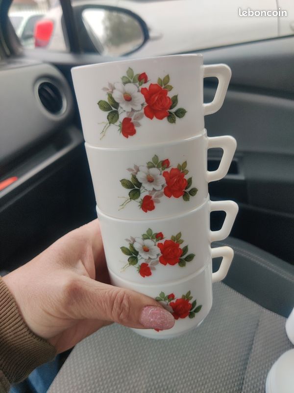 GRANDE TASSES À café églantine en arcopal année 70, blanche motif