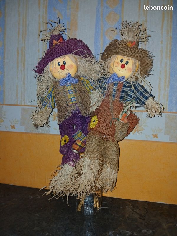 2 figurines enjouées (image 1)