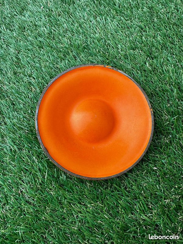Ancien DESSOUS DE PLAT en FONTE EMAILLEE ORANGE , ROND