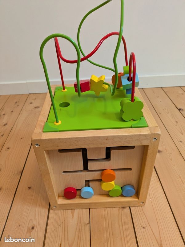 Cube éveil en bois (image 1)