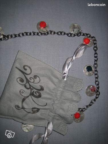 Collier plaques en fer et perles de couleurs (image 2)