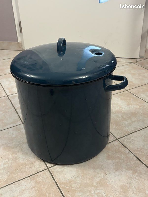Grande marmite émaillée bleue avec grille vapeur - 20/25L (image 2)