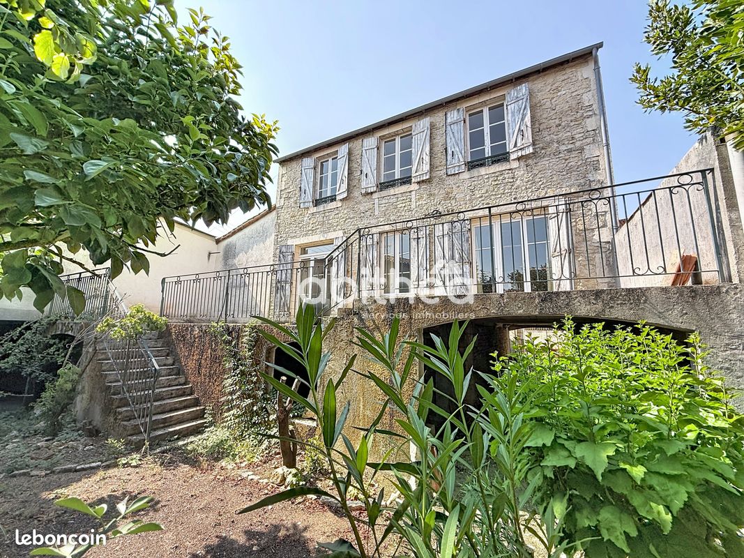 Maison 5 pièces 178 m² · à Ruffec · 178 m² · 217 300 €