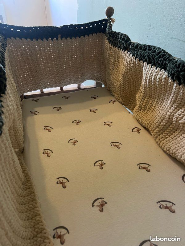 Lit Berceau Bois Style Basque/breton Pour Poupée - Avec Matelas, Linge Brodé Et Poupon