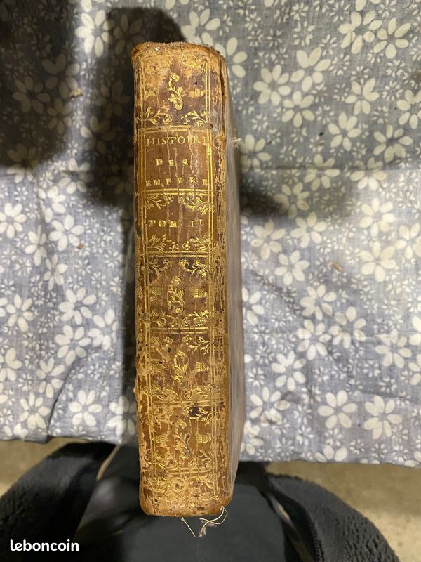 Livre ancien de 1754 (image 1)