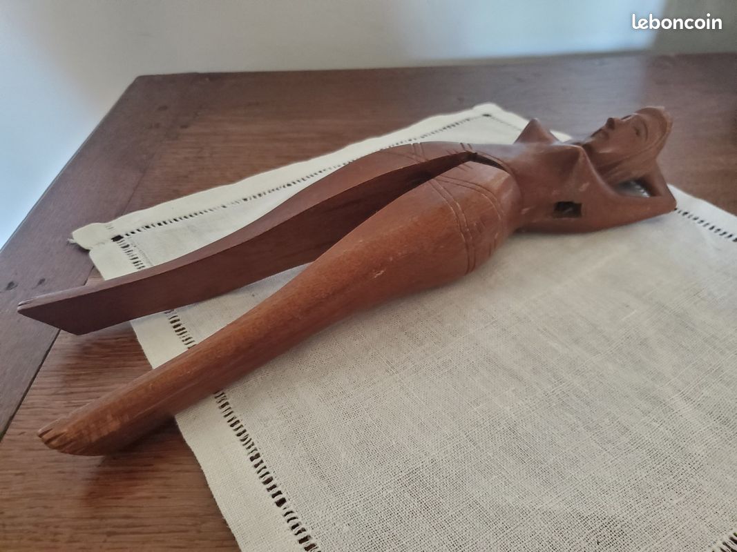 Casse noix en bois sculpté le crocodile Signé A.LANCEL PARIS