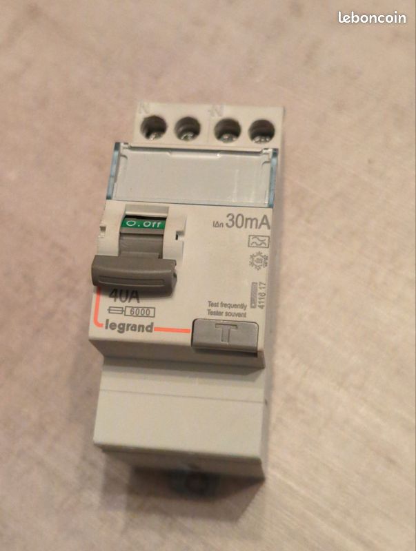 411617 Interrupteur différentiel DX³-ID arrivée haute et départ haut à