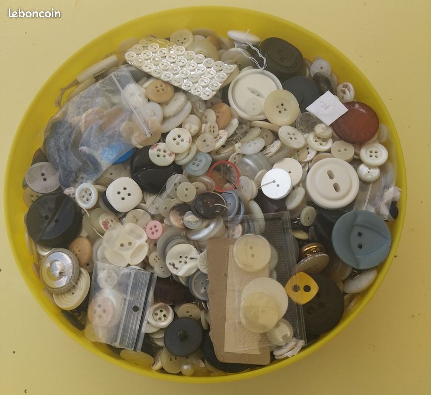 Mercerie : 2.8 kg de boutons (image 1)