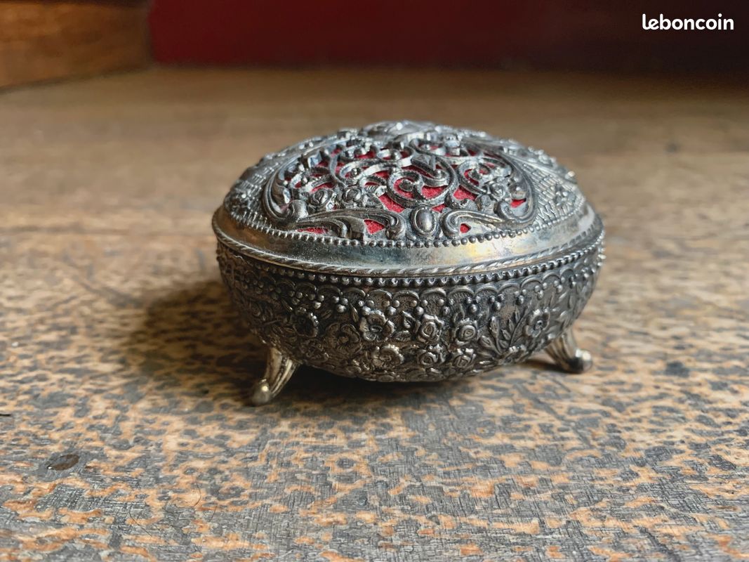 VENDU Bibelot - boîte en métal et velours (image 3)