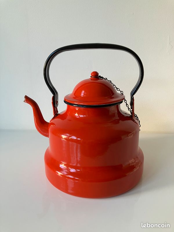 Théière ancienne en tôle émaillée rouge | Selency