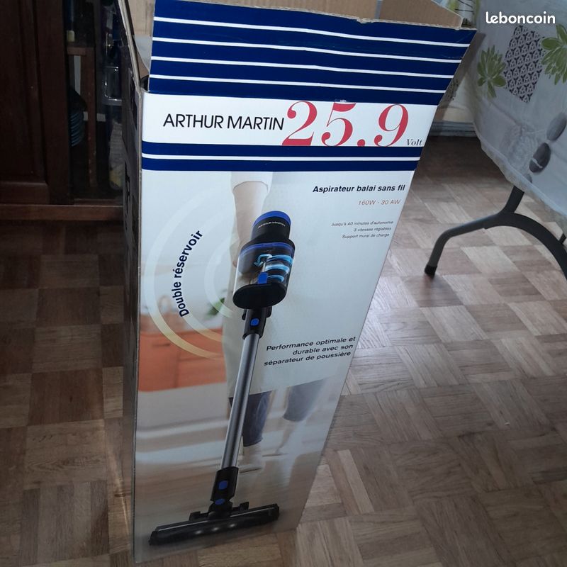 Aspirateur balai Neuf Arthur Martin Électroménager