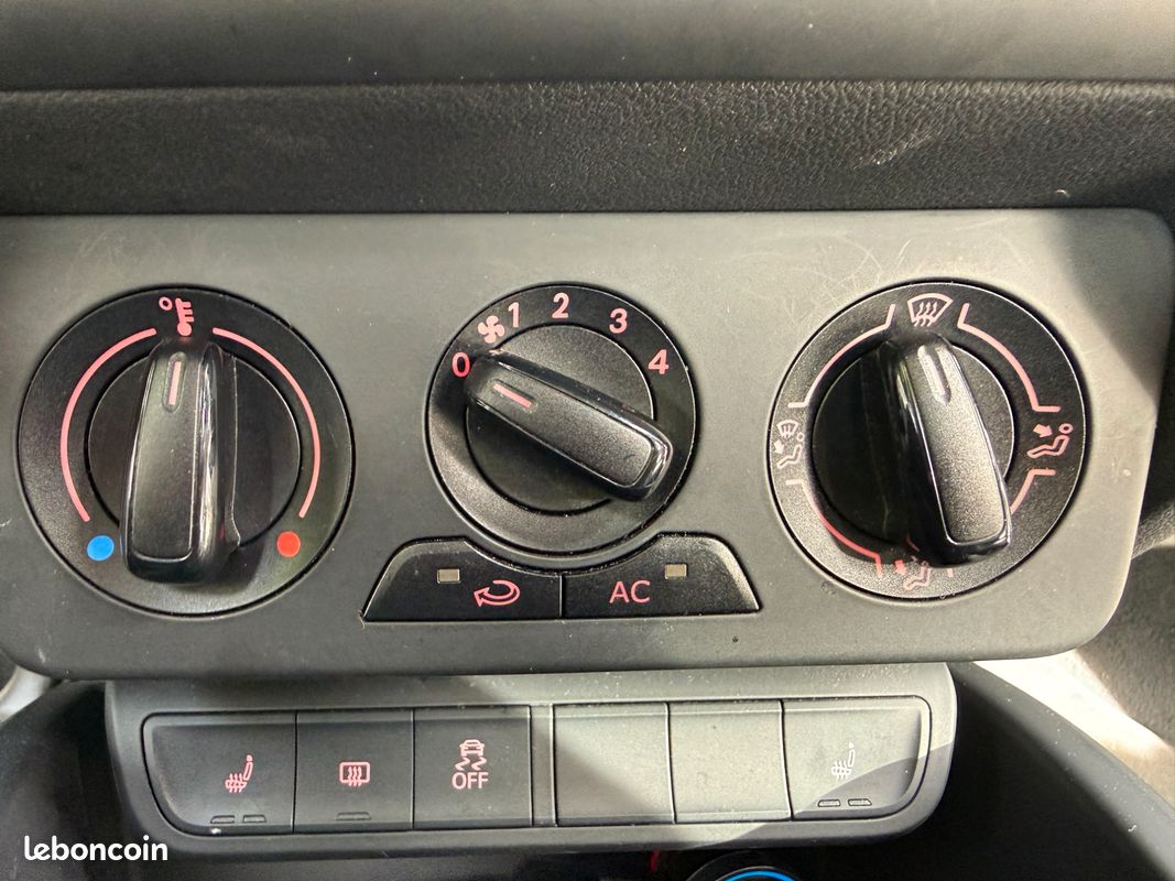 AUDI A1 1.2 TFSI 90 CH AMBIENTE * SIEGES CHAUFFANTS * CLIMATISATION * CHAINE DISTRIBUTION CHANGEe (image 16)