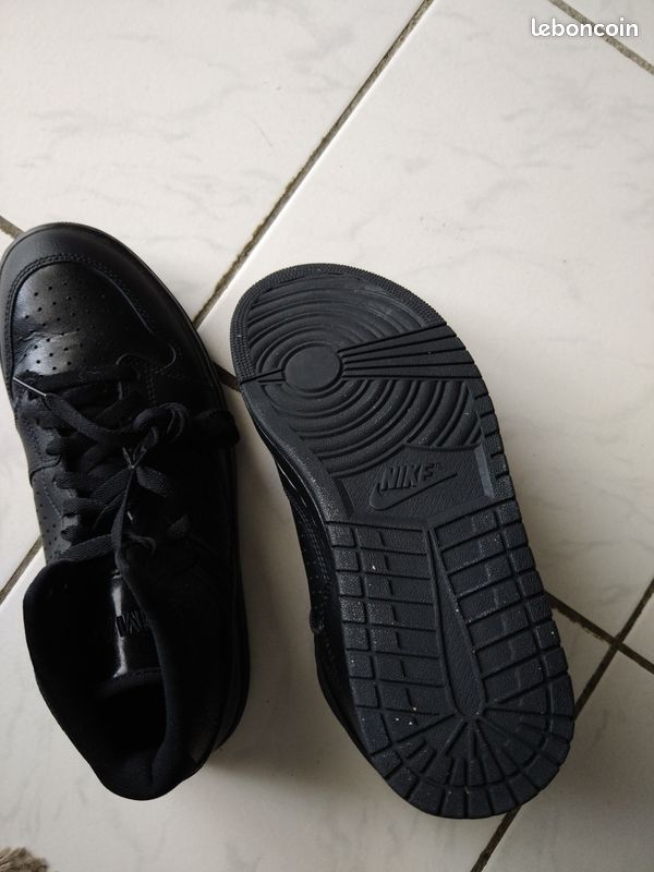 Baskets Nike neuves taille 42 (image 4)