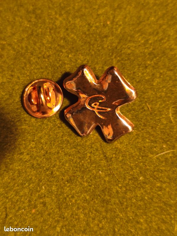 Pins Christian Lacroix (image 1)