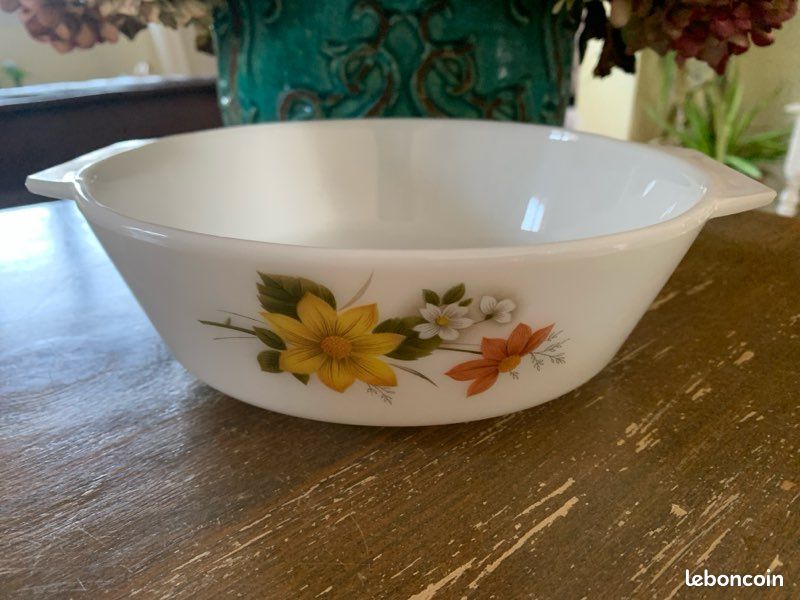 Plat PYREX ovale , en opale trempée, motif autumn glory, vintage - Canada