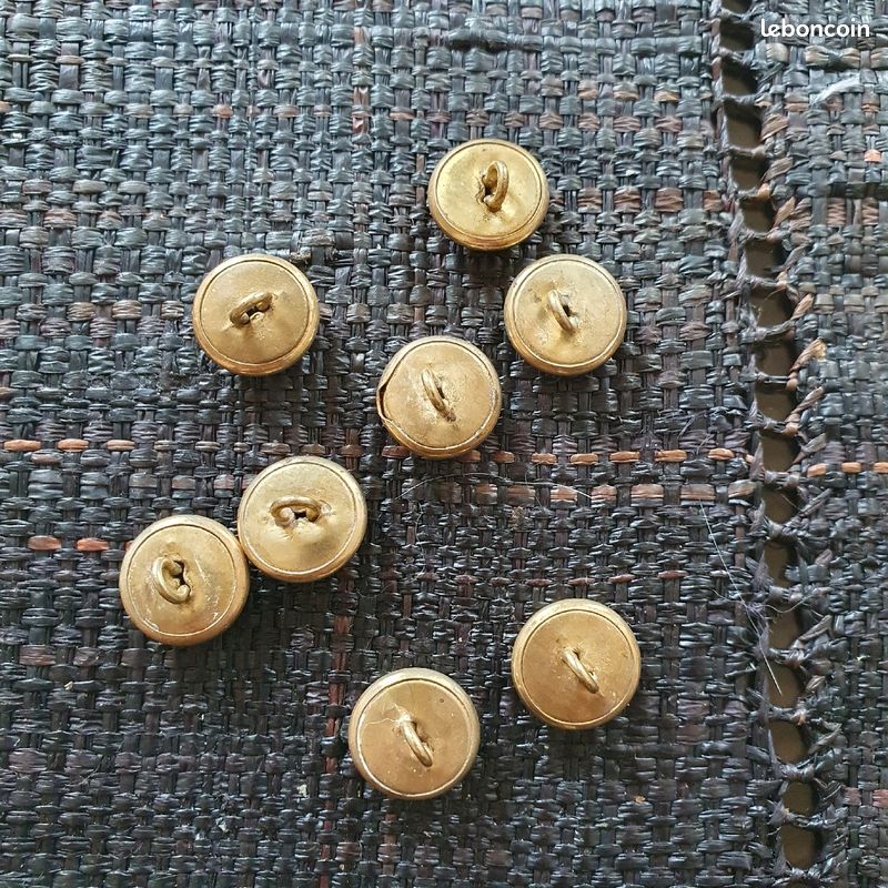8 boutons anciens bombés en métal doré (image 3)