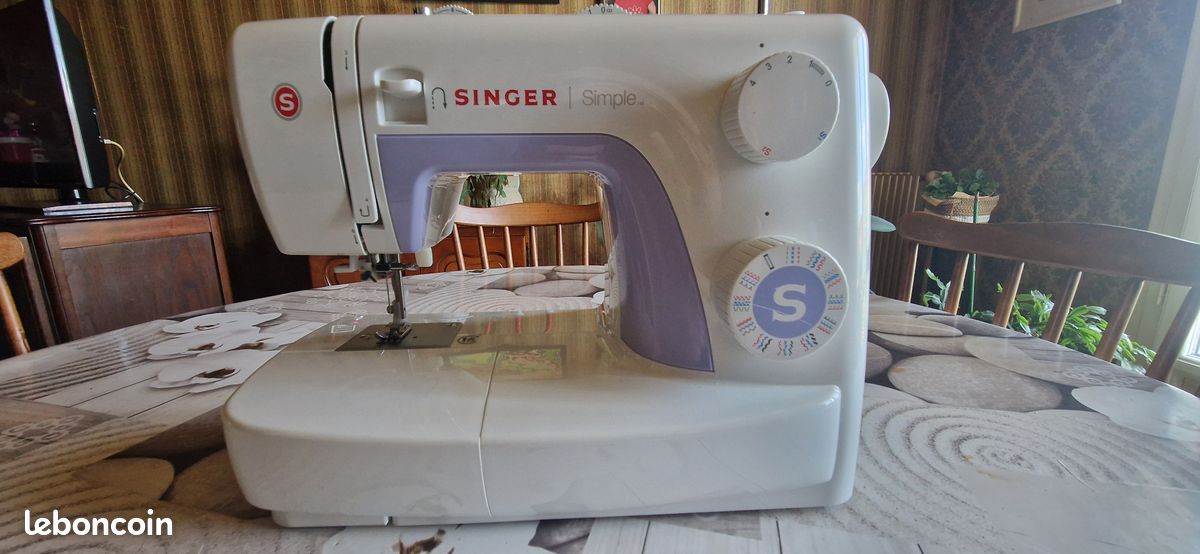 Machine à Coudre Singer Simple 3232 Blanche/Mauve 32 Points + Megabox Kit Accessoires Complet Pour Débutants