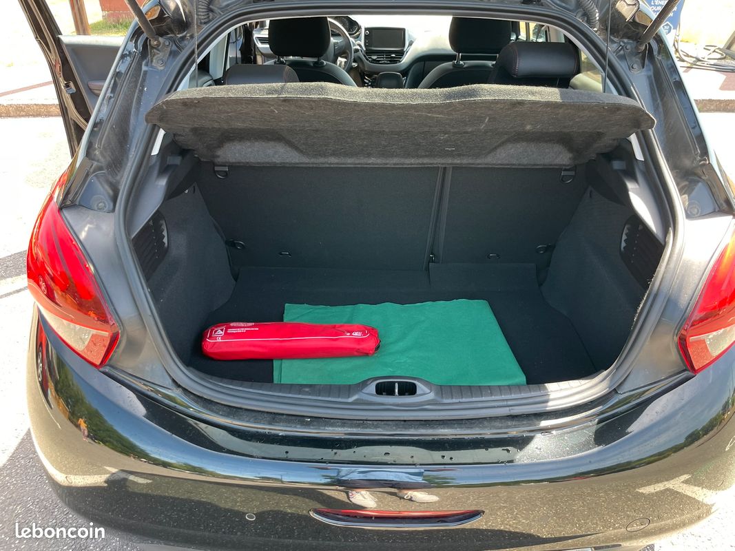 Peugeot 208 GT line 1,2l noire année 2018 - 27 296 km (image 6)