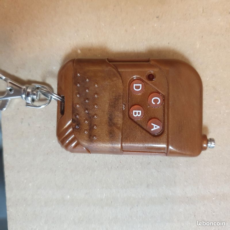 Télécommande Portail / Garage 4 Boutons avec Antenne Télescopique 433,92 MHz (image 1)
