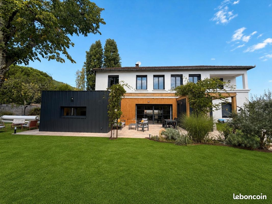 Maison 9 pièces 244 m² · à Cahors · 244 m² · 550 000 €