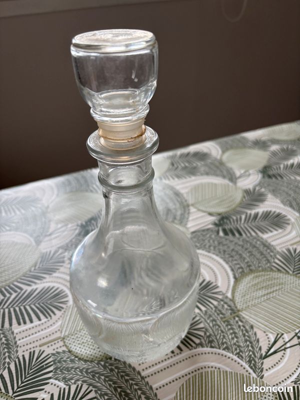 Carafe ancienne en verre avec son bouchon (image 1)
