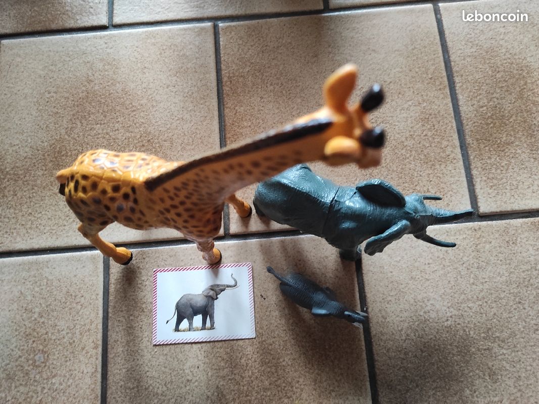 Figurine de 3 éléphants et 1 girafe (image 1)