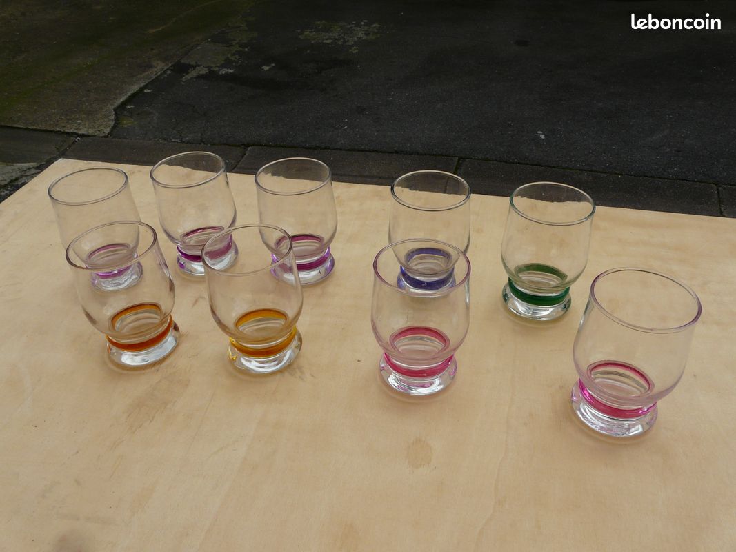 Verre à pied avec une bande de couleur 7 cm de diamètre 11 cm de haut (image 1)