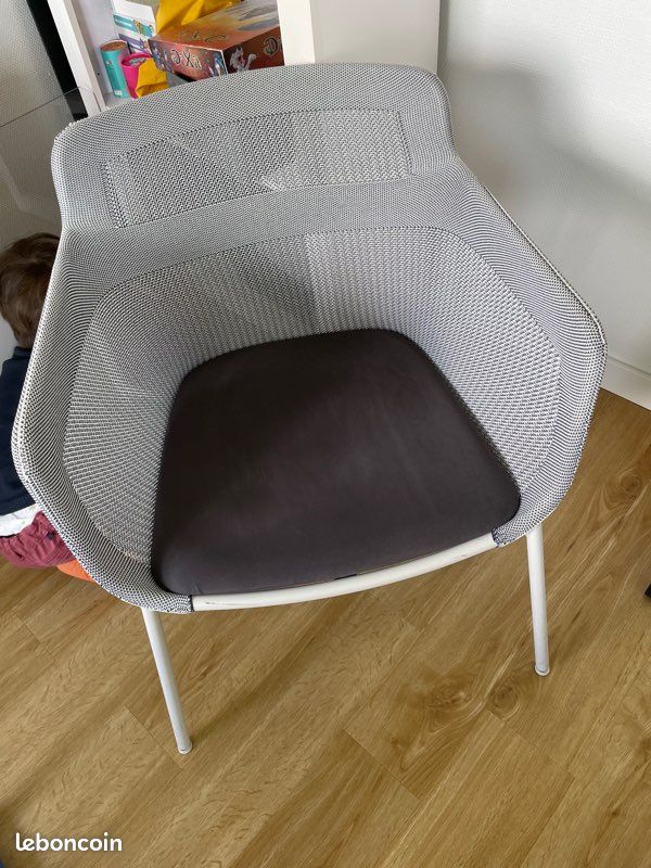 Deux fauteuils gris avec pieds blancs (image 5)