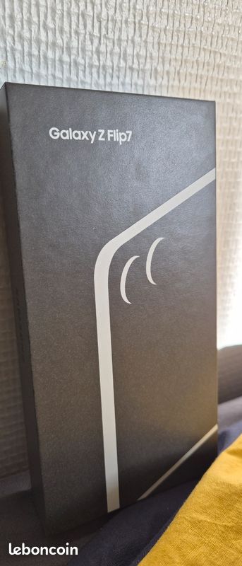 Samsung z flip7 (image 1)