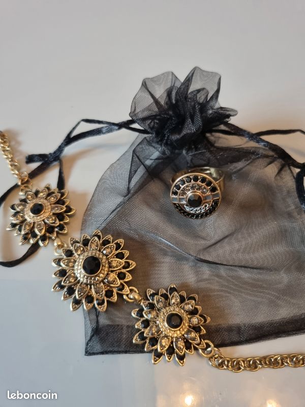 Ensemble bague et bracelet fantaisie doré et noir avec pochon neufs (image 2)
