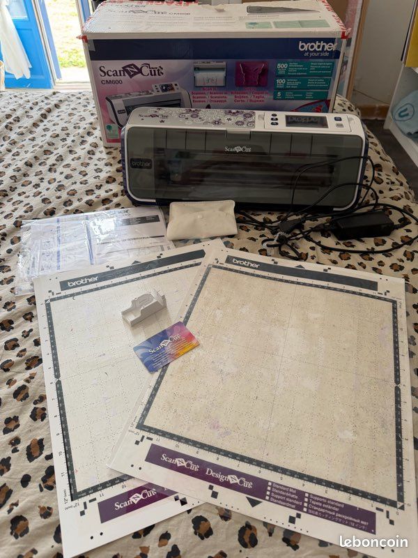Machine de découpe Brother ScanNCut CM600 + accessoires et tapis (image 1)