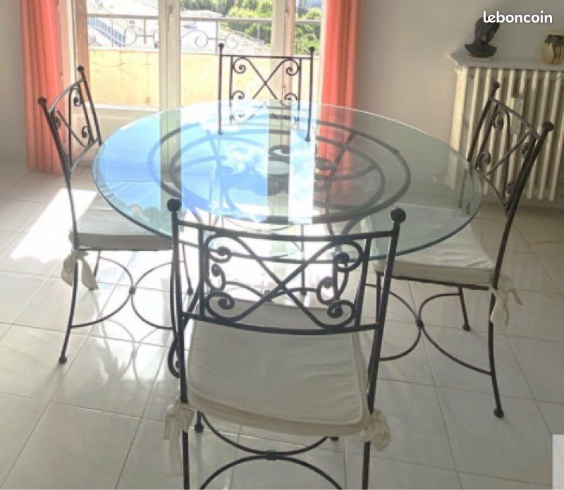 Urgent : Table + chaises (image 1)