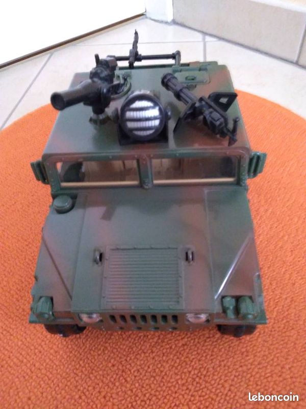 Véhicule militaire (image 1)