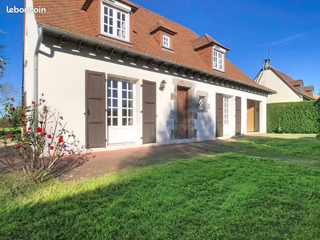 Maison 6 pièces 132 m² · à Arpajon-sur-Cère · 132 m² · 1 100 €/mois