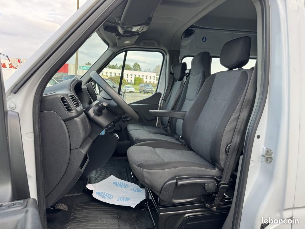Renault master 3t3 l2h2 2.3 dci 135ch confort cabine approfondie 7 places (image 4)