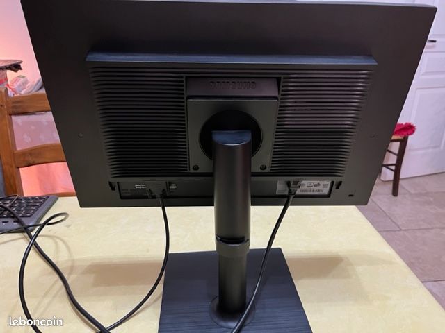 ECRAN SAMSUNG 22 POUCES, SON INTEGRE, COMME NEUF, PIVOTABLE EN MODE PORTRAIT MODELE S22E450MW (écran pour ordinateur, pc, multimédia) (image 3)