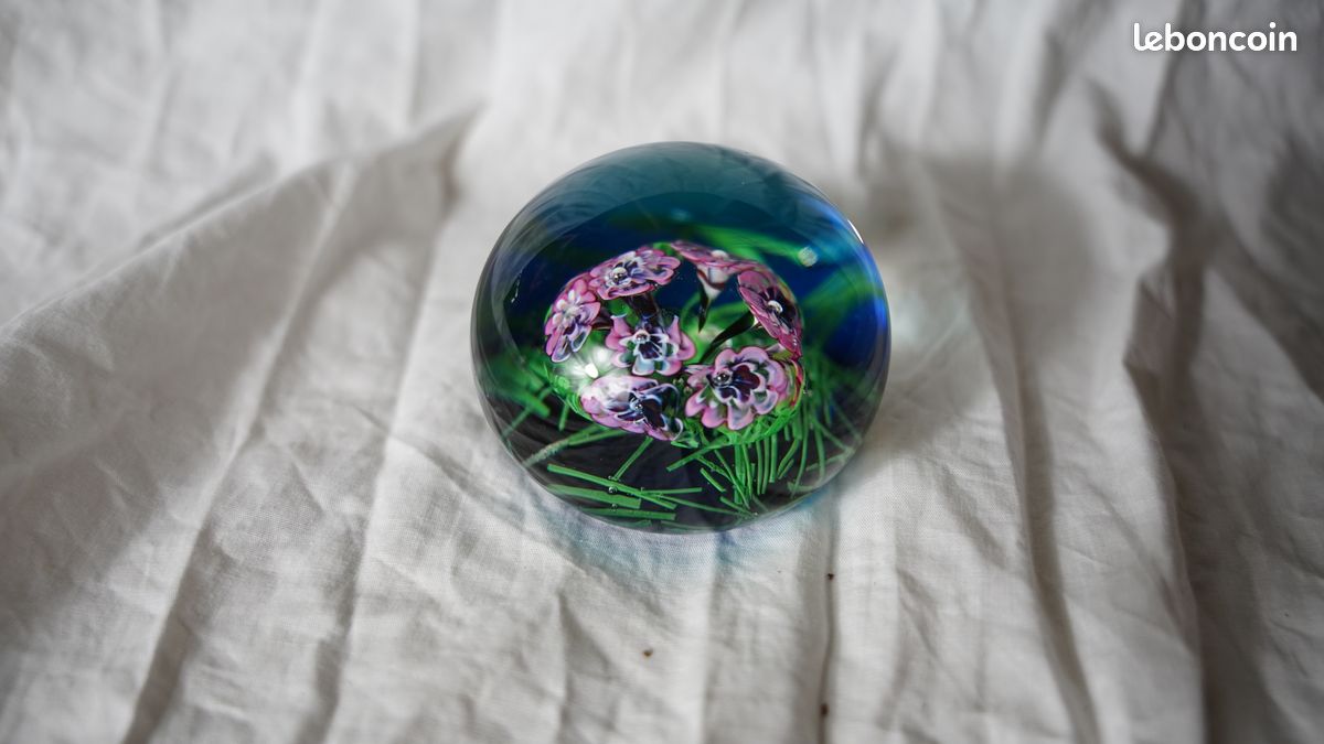 Boule sulfure presse papier a decor de fleur (image 1)