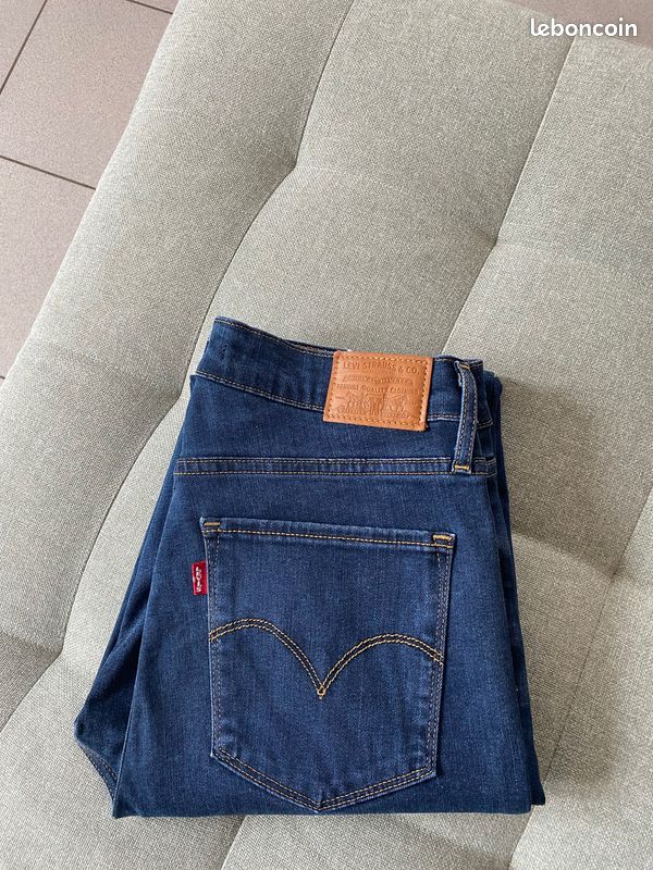 Jeans LEVIS droit bleu foncé Taille 40 neuf (30 US) longueur 108