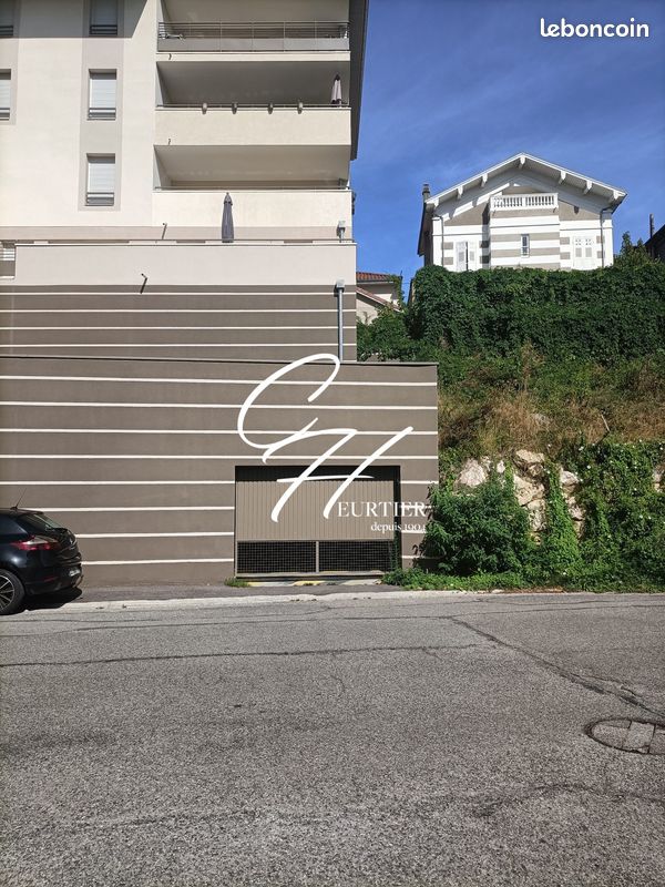 Parking 16 m² · à Tullins · 16 m² · 90 €