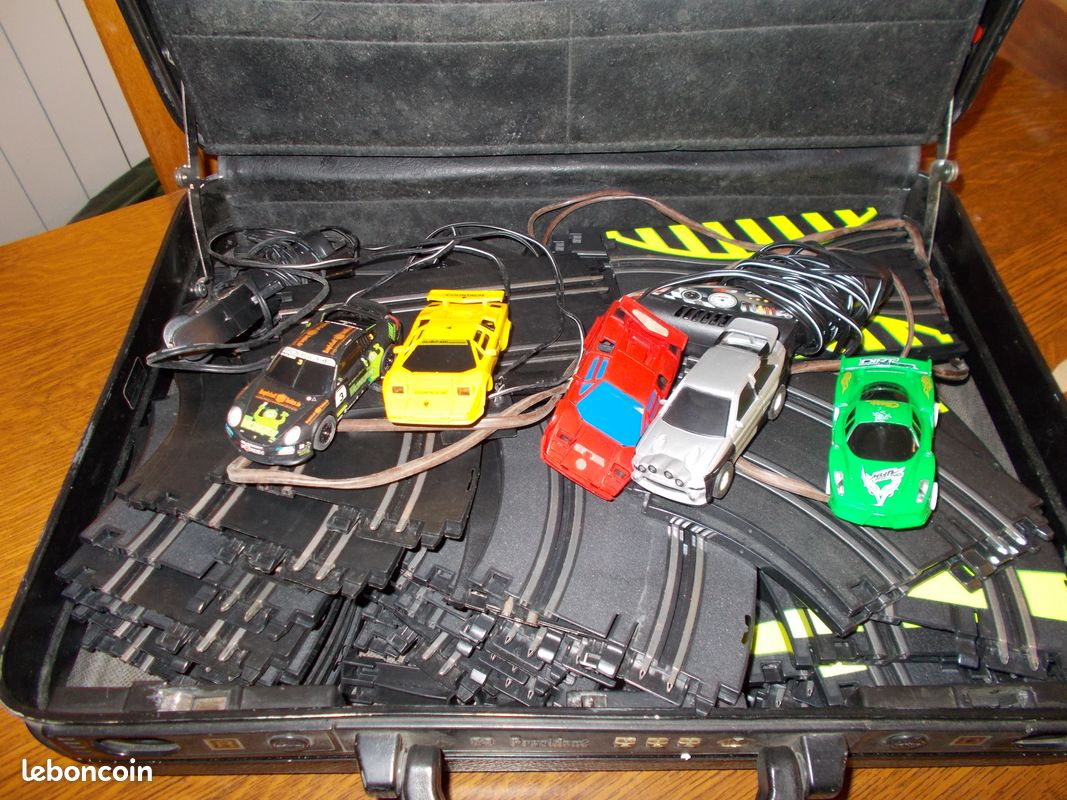 Gros lot d'autos et rails de circuit électrique (image 1)