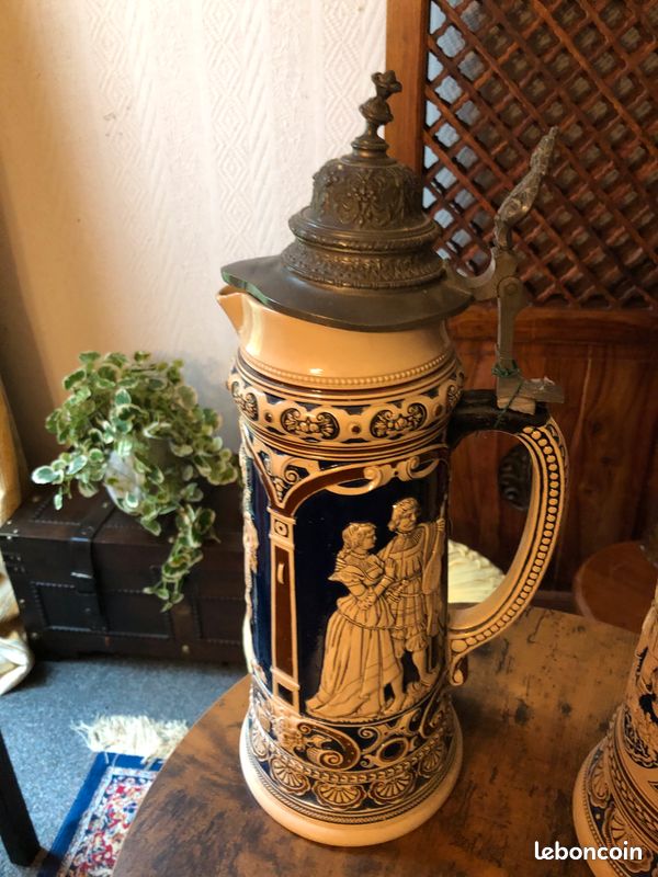 2 très belles chopes aux motifs mythologiques en relief bleu. Hauteur 40 cm dessus en métal (image 2)