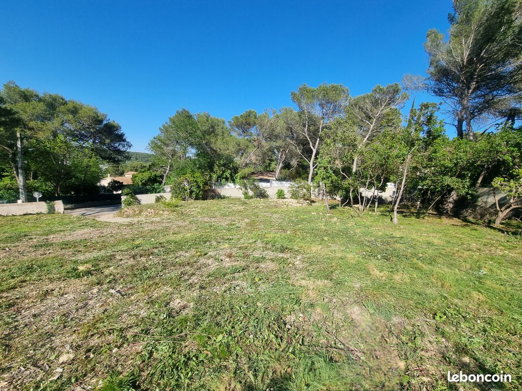 Terrain de 805m² viabilisé – Hors lotissement · à Caveirac · 185 000 €