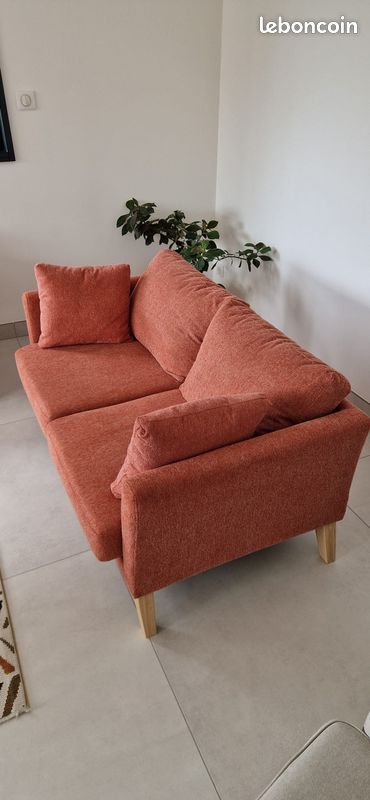 Canapé scandinave déhoussable 2 places en tissu effet velours texturé terracotta et bois clair (image 2)
