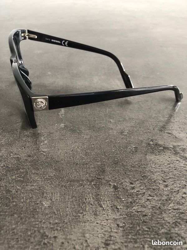 Deux paires de lunettes mixtes vues ou solaires (image 8)