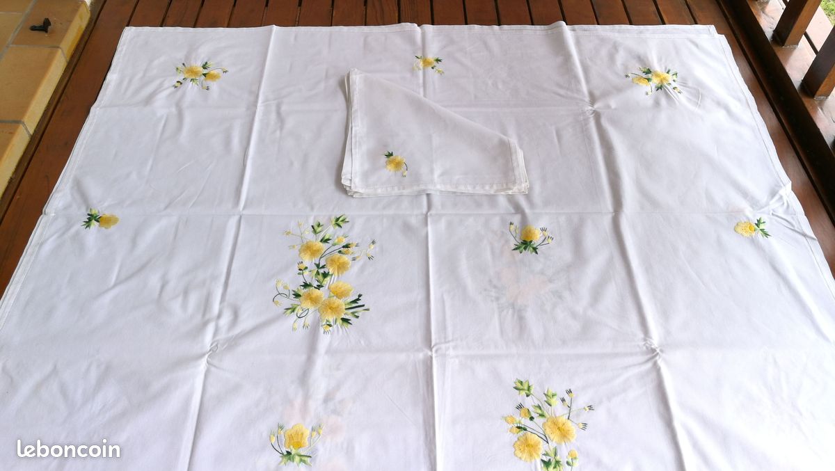 Nappe blanche à fleurs jaunes (image 2)