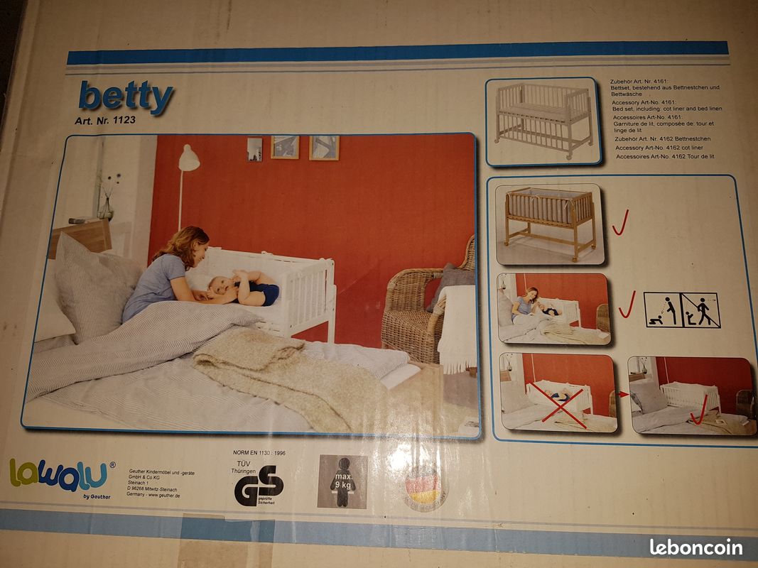 Lit cododo betty geuther avec plusieurs drap housse et alèse ainsi que le tour du lit (image 6)