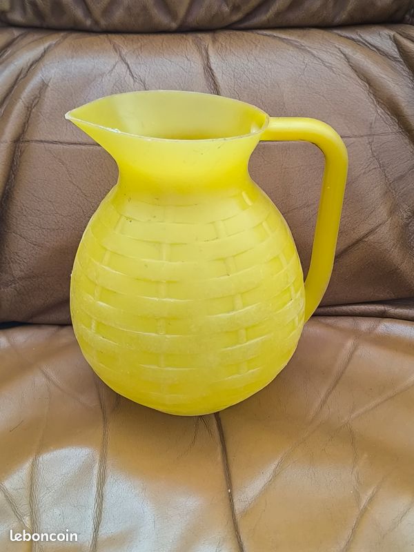 Carafe a eau vintage en plastique (image 1)