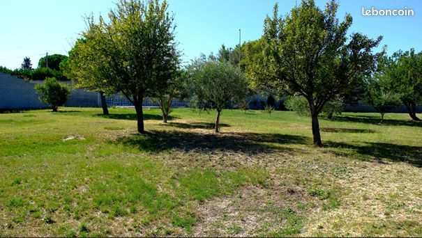 Terrain 900 m² Saint Saturnin Les Avignon · à Saint-Saturnin-lès-Avignon · 250 000 €