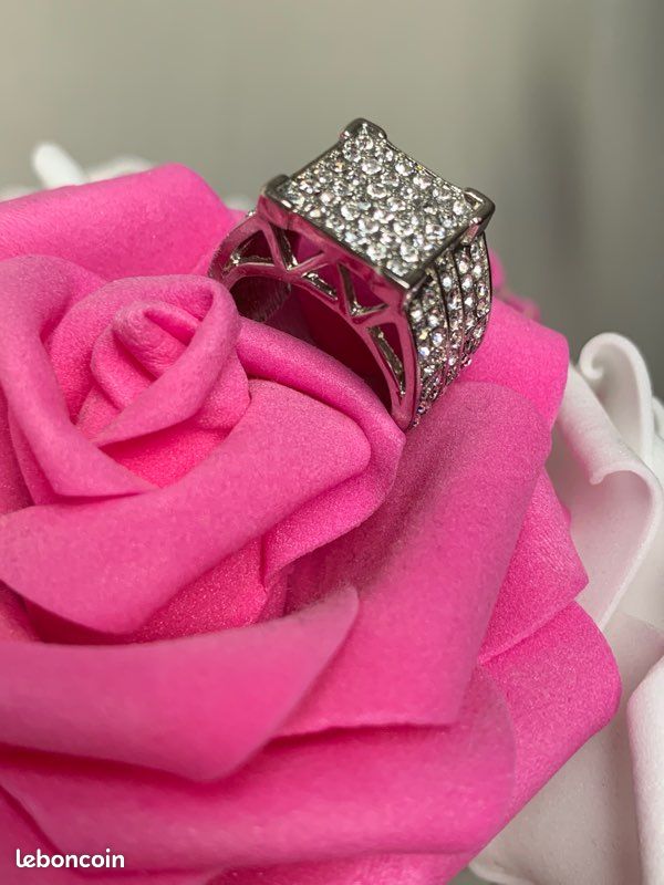 Bague Fantaisie chevalière neuve ornée de strass Diamètre intérieur 1,7 cm (image 4)